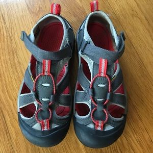 Kids Keens!! Like new! Size 3